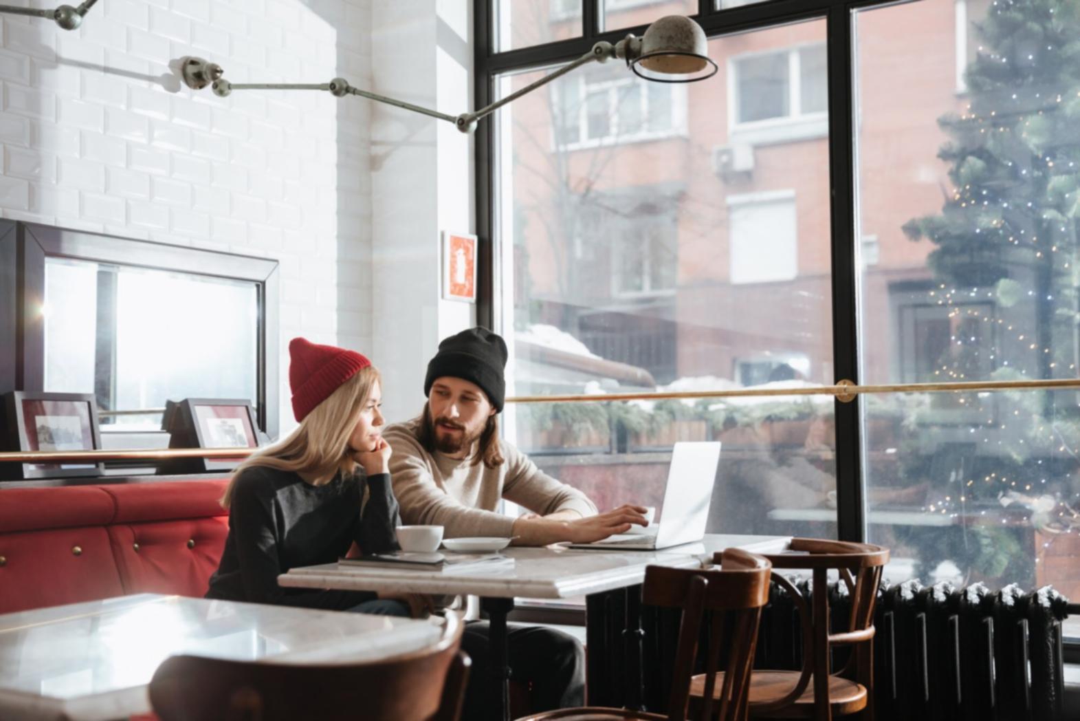 SEO-Analyse Arbeitsplatz mit Tools und Daten